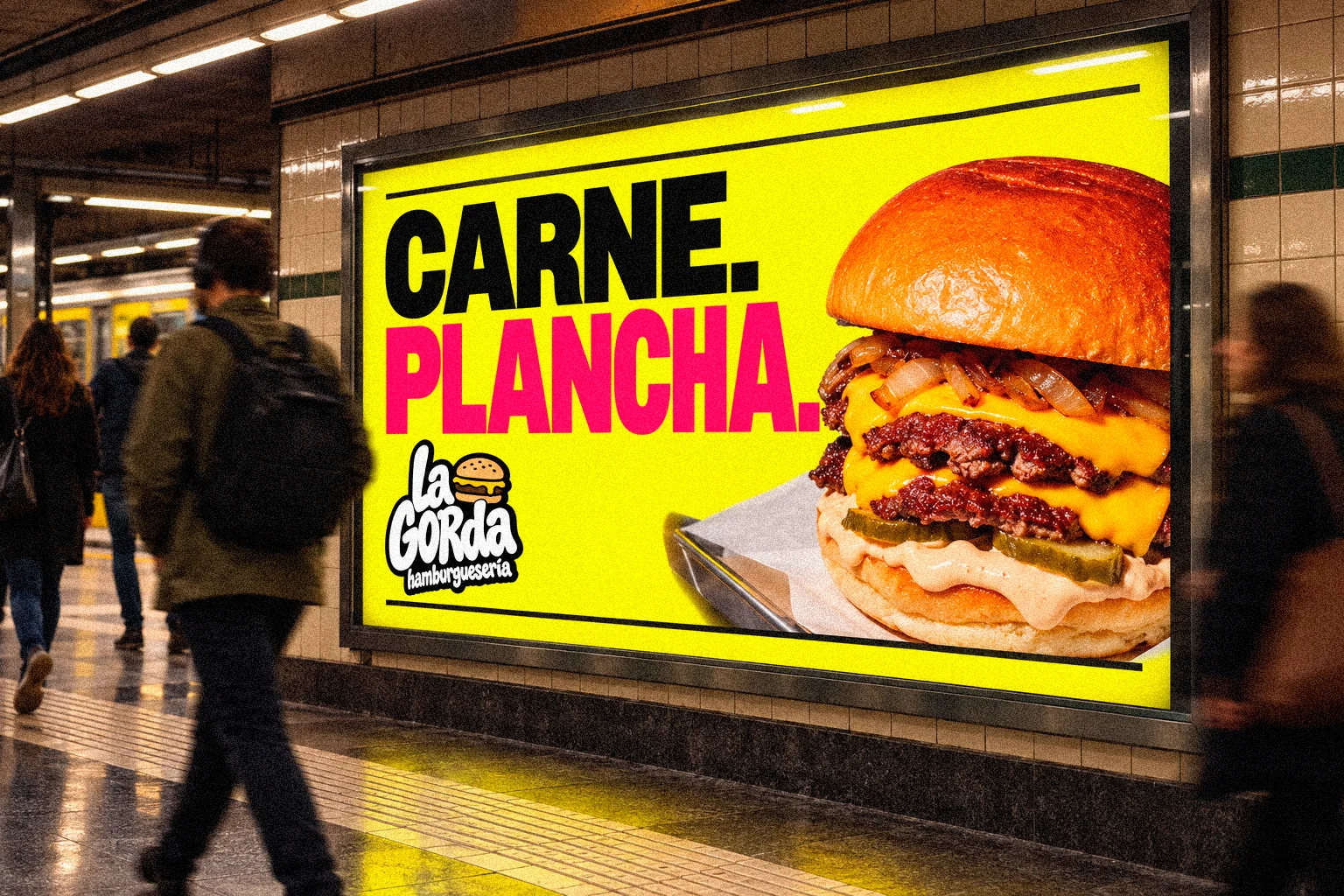 Anuncio de La Gorda en un andén de metro: «Carne. Plancha.» junto a una hamburguesa