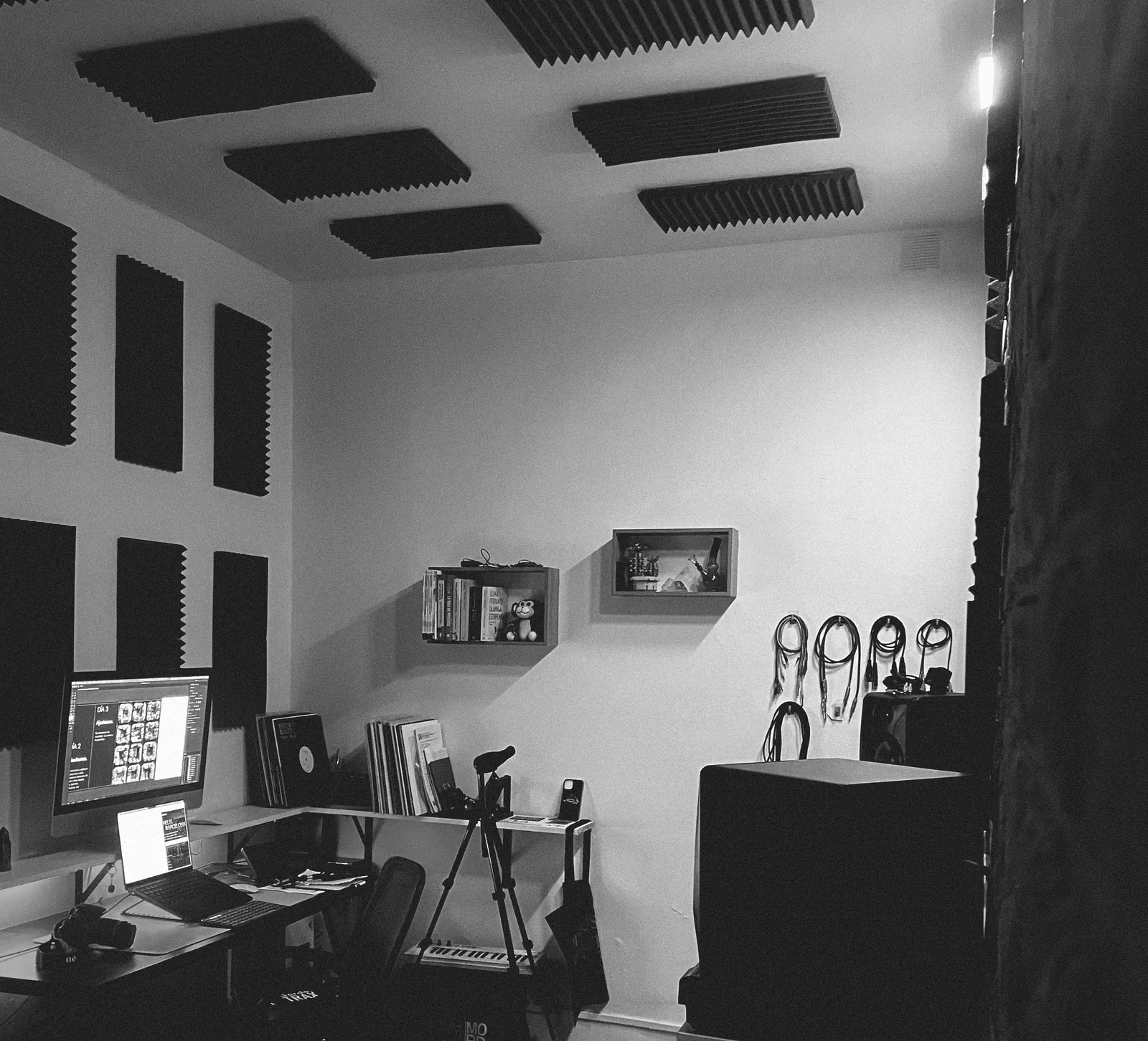 El estudio de HELIX. en Barcelona: puesto de trabajo, altavoces y paneles acústicos